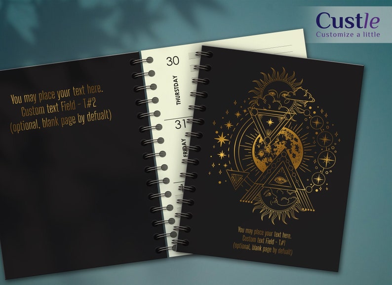 K&ouml;nnte beinhalten: Schwarzes Spiralnotizbuch mit goldenem Himmelsdesign auf dem Cover. Das Design umfasst Sonne, Mond, Sterne und geometrische Formen. Das Notizbuch hat linierte Seiten und Text, der lautet: "You may place your text here. Custom text Field - T#2 (optional, blank page by defualt)".