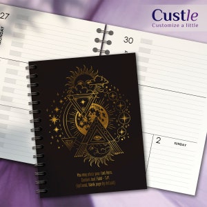 K&ouml;nnte beinhalten: Schwarzes Spiralnotizbuch mit goldenem Himmelsdesign mit Sonne, Mond, Sternen und geometrischen Formen. Das Notizbuch hat den Text "You may place your text here" und "Custom text Field - T#1". Das Wort "Custle" und "Customize a little" sind ebenfalls sichtbar.