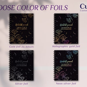 K&ouml;nnte beinhalten: Vier schwarze Spiralbindungen mit verschiedenen Folien-Oberfl&auml;chen. Die Hefte zeigen ein florales Design und den Text "Herbalist journal". Die Folien-Oberfl&auml;chen sind Gold, Hologramm-Gold, Silber und Neon-Silber.