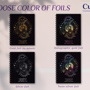 K&ouml;nnte beinhalten: Schwarze Spiralnotizb&uuml;cher mit himmlischen Designs in Gold-, holographischer Gold-, Silber- und Neonsilberfolie. Der Text "CHOOSE COLOR OF FOILS" steht oben, mit dem Markennamen "Custle" und dem Slogan "Customize a little".