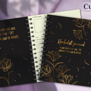 K&ouml;nnte beinhalten: Ein schwarzes Spiralnotizbuch mit goldenem Blumenmuster und dem Text "Herbalist Journal" auf dem Cover. Der Text "You may place your text here. Custom text Field - T#2 (optional, blank page by default)" befindet sich auf der linken Seite des Covers.