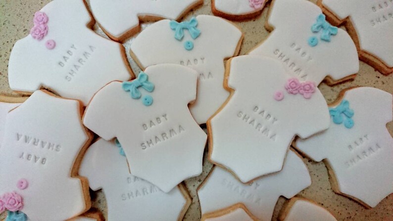 Baby shower gift/baby shower favours/Personalised baby biscuits/baby gift/onesie biscuit/babygrow biscuits/baby shower/Biscuits/baby cookies 