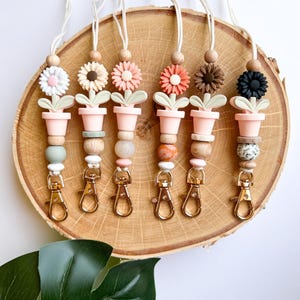 Flower Daisy Teacher Lanyard, Silicone & Wood Beaded Lanyard, Floral Boho Lanyard Badge Holder, Teacher Appreciation Gift, Breakaway Lanyard