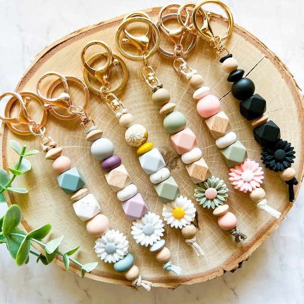 Floral Daisy Boho Silicone and Wood Beaded Keychain Keyring, Best Friend Christmas Birthday Gift for Her, Gold Bridal Bridesmaids Favor