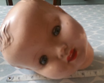 muñecas de cabeza y ojos grandes
