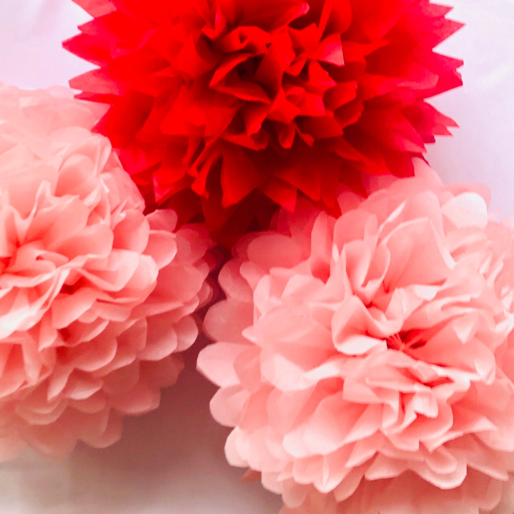 Pompon di carta velina color arcobaleno pastello: decorazioni per feste di baby shower - Italia