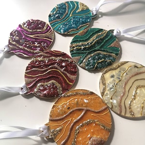 Kerstballen met harsgeode: gouden glitterornamenten (set van 2)