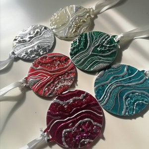 Kerstballen met harsgeode: zilveren glitterornamenten (set van 2)