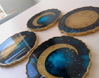 Guldfärgade halvmåneunderlägg i harts: Celestial Galaxy-konst, set om 4