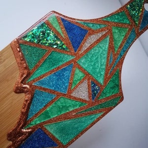 Blau grün Glitzer Dreiecke Holz Käsebrett, Resin Schneidebrett, Käseplatte, Küchendekor, Serviertablett, Geschenke für Mama