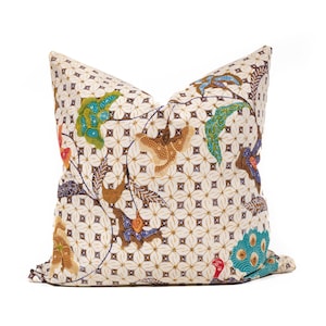 Handritat örngott i vintage-stil i javanesisk batik – Kawung-motiv med blomdetaljer, vårkudde