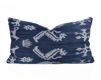 Poszewka na poduszkę Sumba Ikat w kolorze niebieskim z Indonezji: poduszka w stylu vintage tribal (14"x24")