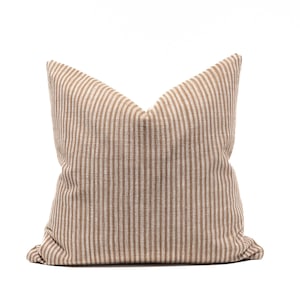 Handgewebter Tenun Gedog Kissenbezug - Hellbraun und Weiß gestreiftes Kissen aus handgesponnener Baumwolle