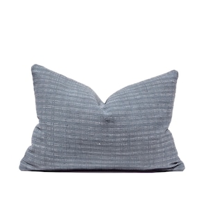Funda de almohada tejida a mano de algodón Tenun Gedog: detalles en azul grisáceo, 35,5 x 50,8 cm