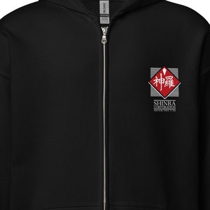Könnte beinhalten: Schwarzer Kapuzenpullover mit Reißverschluss und einem roten Diamantenlogo mit japanischen Schriftzeichen und dem Text "SHINRA COMPANY LIMITED".