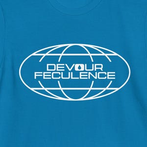 Puede incluir: Una camiseta azul turquesa con un gráfico blanco de un globo terráqueo con el texto "DEVOUR FECULENCE" en su interior.