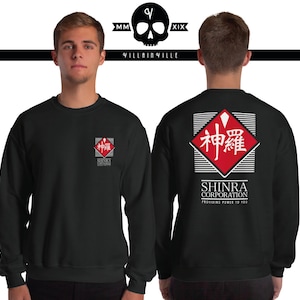 Könnte beinhalten: Schwarzer Pullover mit einem roten und weißen Logo auf der Vorder- und Rückseite. Das Logo zeigt den Text "Shinra Corporation" und die japanischen Schriftzeichen "神羅".