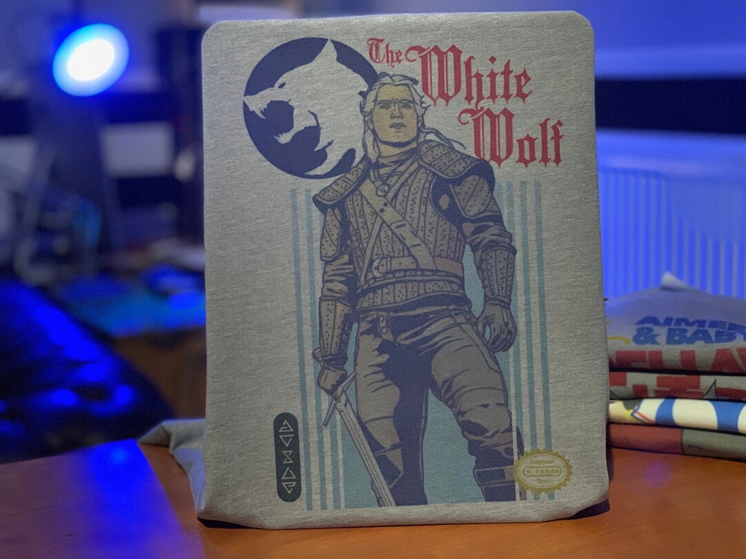 camisa de desenho arte game horizon personalizado -... The White Wolf NES Cover T-shirt - Etsy