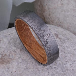 Wald Wolfram Ehering oder Verlobungsring 6 mm mit Whisky Barrel Holz, Unisex Wolfram Versprechen Ring, Einzigartige Band für Mann oder Frau