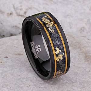 Geel bladgoud en meteoriet zwarte wolfraamcarbide trouwring 8 mm met gefacetteerd oppervlak, jubileum verlovings- of beloftering voor mannen