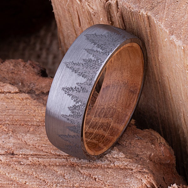 Wald Wolframband für Hochzeiten oder Verlobungen 8mm mit Whiskyfass Holz, Versprechensring für Freund, Einzigartiges Band für Ihn, Baumring