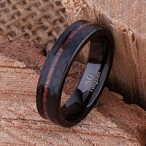 Alianza de boda de tungsteno negro: incrustaciones de madera de padauk, anillo facetado - 6 mm