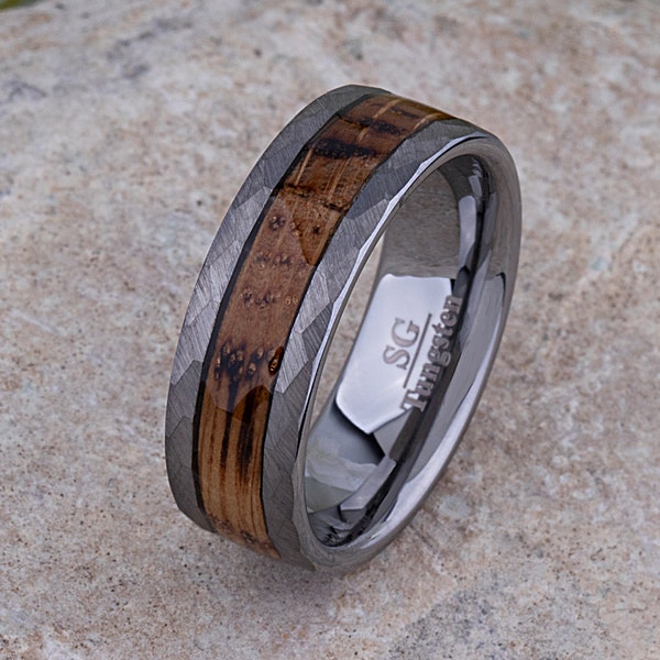 Verkohltes Whiskey-Holz-Wolfram-Ehering 8 mm, Versprechensring für Freund, Jubiläumsgeschenk für Ehemann, einzigartiger moderner handgefertigter Ring