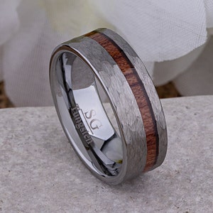 Wolfram Ehering für Männer, 8 mm, mit Padauk Holz Inlay, bezahlbarer Ring für Freund, Jahrestagsgeschenk für Ehemann, langlebiges Wolframband