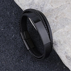 Roestvrijstalen zwarte leren armband met zwarte gegraveerde plaat en stalen veilige magnetische schuifsluiting, geweldig cadeau voor hem
