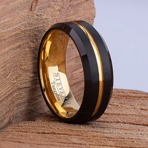 Aliança de casamento masculina de tungstênio de 8 mm com banho de ouro preto e amarelo, centro escovado, anel de noivado masculino, anel de compromisso para ele, anel de tungstênio