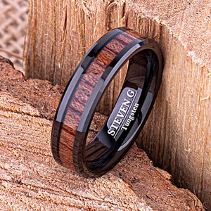 Schwarzer Wolfram Ehering oder Verlobungsring 6 mm, Padauk Holz Inlay, Geschenk für Freund, Versprechen Ring für Sie oder Ihn, Unisex Wolframring