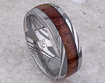 Damascus Steel Men&#39;s Weddings Band 8mm Wide with Padauk Wood Inlay, Engagement Gift For Boyfriend, Promise Ring for Him, Alternative Design