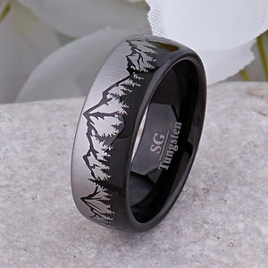 Anillo de tungsteno de montaña: alianza de boda negra de 8 mm con motivo de naturaleza.