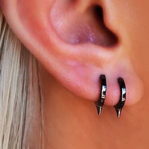 Schwarze HOOP-OHRRINGE • Beste Freundin Geschenk • Huggie Ohrringe • Spike Ohrringe • Silber Gold Schwarze Ohrringe • Ohrring Set für Mehrere Piercings