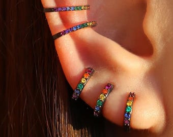Orecchini HUGGIE neri • Orecchini arcobaleno • Regalo per la migliore amica • Orecchini a cerchio arcobaleno • Orecchini Pride • Regalo Pride • Orecchini colorati