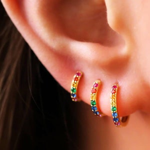 Orecchini arcobaleno, orecchini a cerchio Huggie, regalo per la migliore amica, orecchini multicolori, orecchini Pride, regalo Pride, set di orecchini, orecchini colorati, regalo