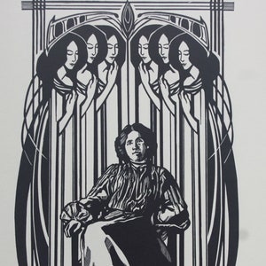 Op de afbeelding: Een zwart-witte houtsnede van een persoon die op een troon zit, omringd door vier figuren. De figuren zijn gestileerd en dragen lange, vloeiende gewaden. De print is ingelijst met een decoratieve rand.