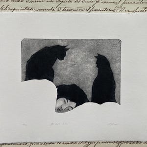 Peut inclure: Une gravure en noir et blanc sur papier texturé représentant deux silhouettes de chats noirs faisant face à un visage humain aux yeux fermés, le tout encadré dans un rectangle sur un fond de texte manuscrit en écriture cursive.