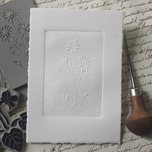 Estampado de margaritas. Margarita de papel gofrado. Arte en papel. Mes Nacimiento flor