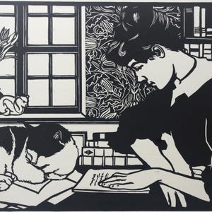 Op de afbeelding: Zwart-wit linoleumsnede die een vrouw toont die aan een bureau leest, met een slapende kat en een vaas bloemen op de voorgrond. Een raam en een boekenkast zijn op de achtergrond. Vintage, artistieke stijl.