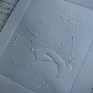 Carta in rilievo "Il bozzolo". Carta goffrata. Madre e figlio. Bambino.