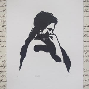 Op de afbeelding: Een zwart-witte linosnede van een vrouw die een kat vasthoudt. De vrouw draagt een lange mouwen jurk en heeft lang haar. De kat ligt in haar armen. De print is gesigneerd "C.D.K."