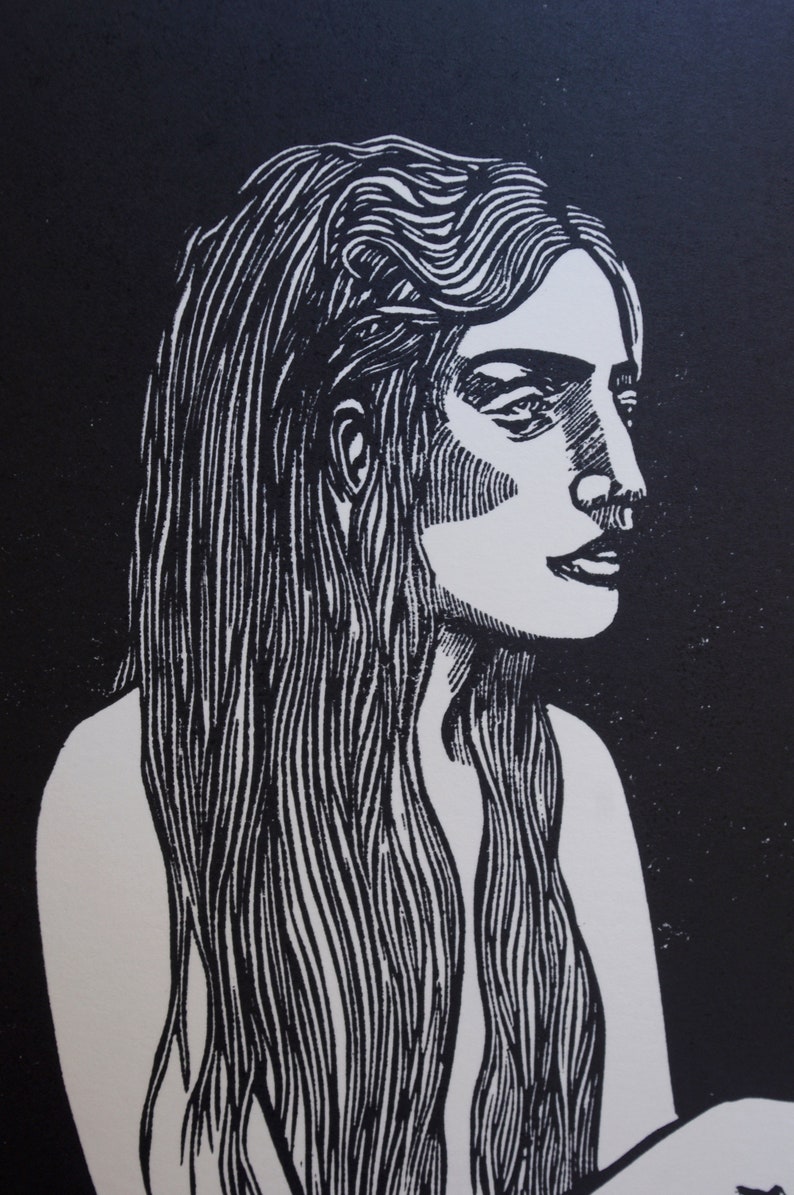 Puede incluir: Grabado en lin&oacute;leo en blanco y negro de una mujer de perfil. La obra de arte presenta una representaci&oacute;n detallada de una mujer con cabello largo y suelto. La imagen est&aacute; renderizada en un estilo de alto contraste, con l&iacute;neas y sombreados fuertes.
