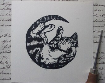 Linograbado de un gatito acogedor. Impreso a mano. Estampado de gato