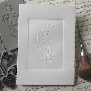 Goffratura del narciso. Narcisi Carta goffrata. Arte della carta. Mese di nascita del fiore