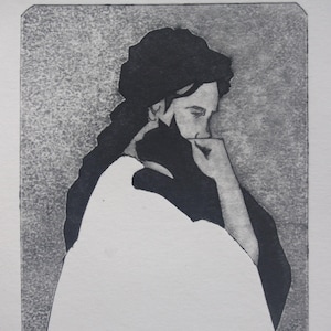 Può includere: Stampa monocromatica di una persona in posa pensosa, con una mano che tocca il viso. L'opera d'arte è in bianco e nero, con la silhouette e i capelli della figura in toni scuri. La stampa è intitolata "Le refuge".