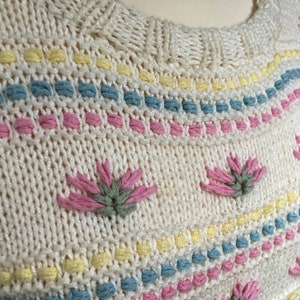 Vintage handknitted sweater - cable and flower detail - UK size 10/12 - handmade in cotton yarn - 3/4 sleeve