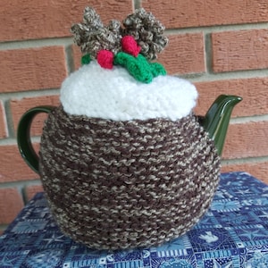 Pudim de chá de Natal aconchegante, tricotado à mão com bagas de azevinho e pinhas de crochê, aconchegante para chá feito à mão