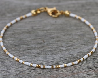 bracelets pour femmes, bracelet perlé, bracelet blanc doré, bracelet de perles de graines délicates, bracelet de perles fines, bijoux faits à la main, bracelets minuscules
