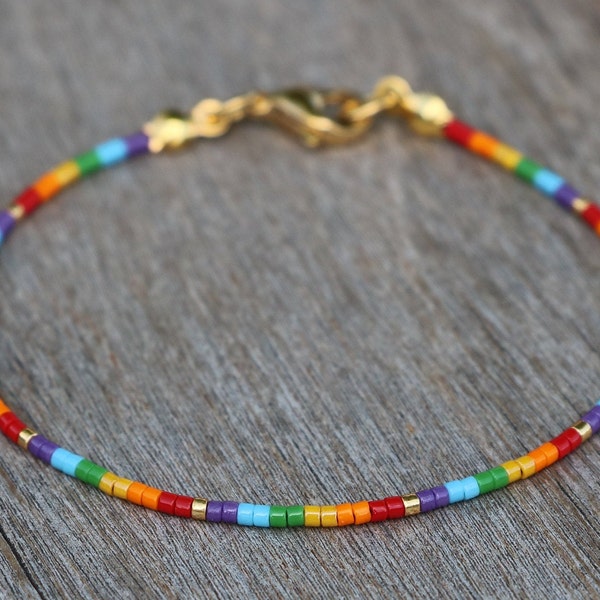 Bracelet LGBTQ, bracelet fierté, arc-en-ciel, fierté subtile, bracelet perlé, bracelets pour femmes, bracelet minimal, bracelet LGBT mince, bi fierté